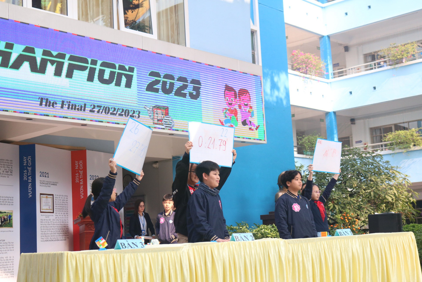 Bạn Nguyễn Thành Long (ngoài cùng bên phải), học sinh lớp 5A9 đã giành chức Vô địch với thành tích 16 giây 84 ở vòng thi cuối cùng.