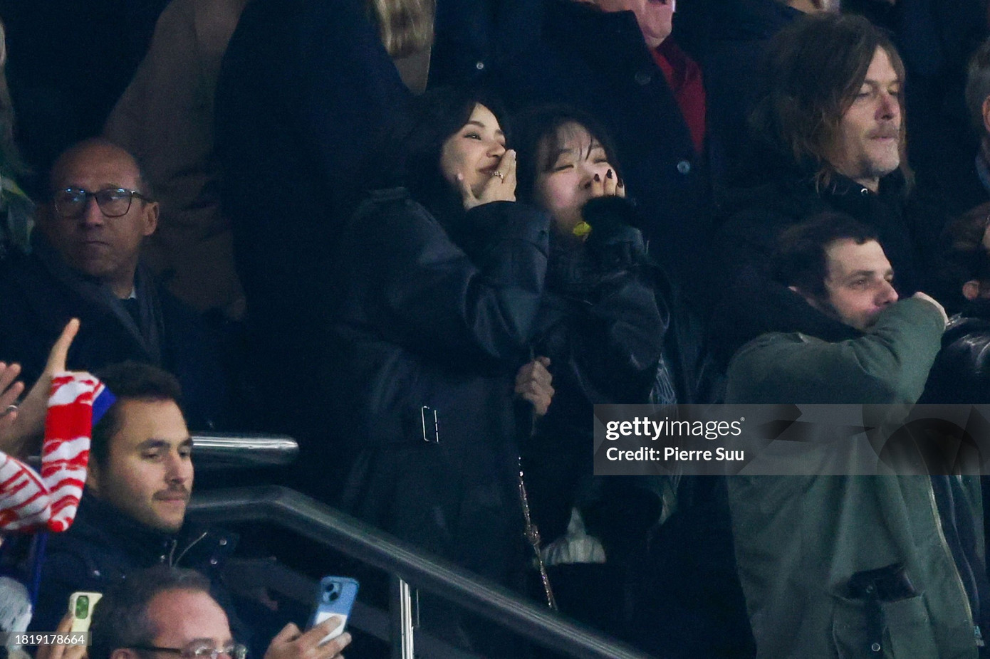 Biểu cảm phấn khích, vui tươi tận hưởng trận đấu của Lisa khiến fan "thòng tim" vì đáng yêu. Biểu cảm phấn khích, vui tươi tận hưởng trận đấu của Lisa khiến fan "thòng tim" vì đáng yêu.