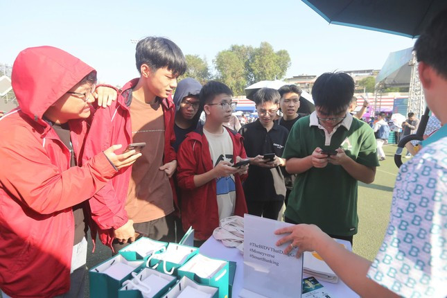 Quét mã QR là các bạn trẻ đều nhận được quà tặng từ BIDV. Quét mã QR là các bạn trẻ đều nhận được quà tặng từ BIDV.