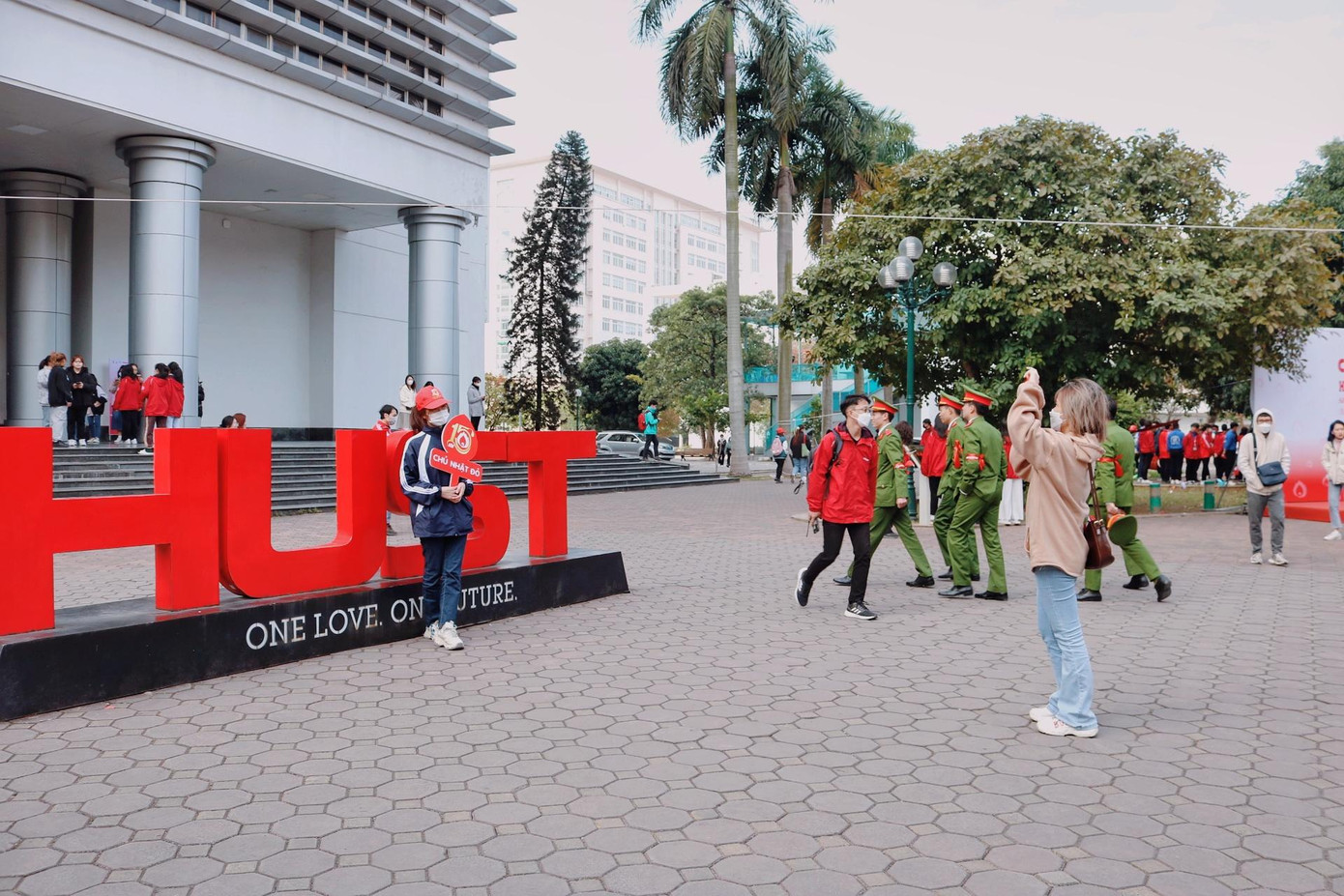 Trước sảnh làm thủ tục là địa điểm Gen Z tranh thủ check-in khi đến hiến máu.