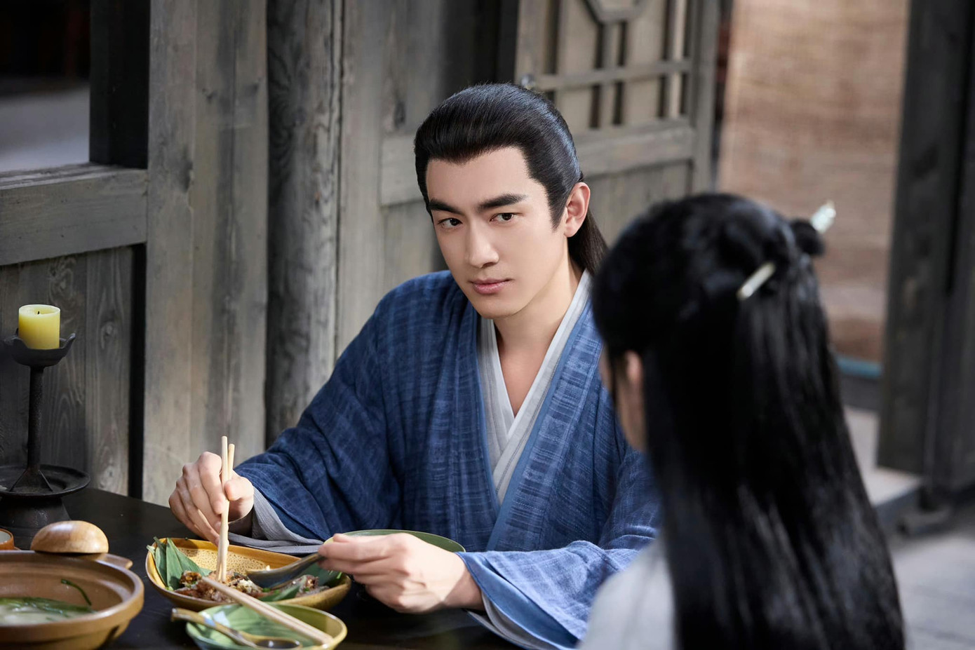 Và cũng tương tự Minh Dạ, Thẩm Ly dễ dàng nhận ra người trị thương cho cô chính là Hành Chỉ. Và cũng tương tự Minh Dạ, Thẩm Ly dễ dàng nhận ra người trị thương cho cô chính là Hành Chỉ.