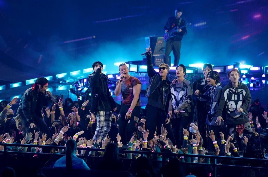 BTS và Coldplay mang tới màn trình diễn hoành tráng với My Universe. BTS và Coldplay mang tới màn trình diễn hoành tráng với My Universe.