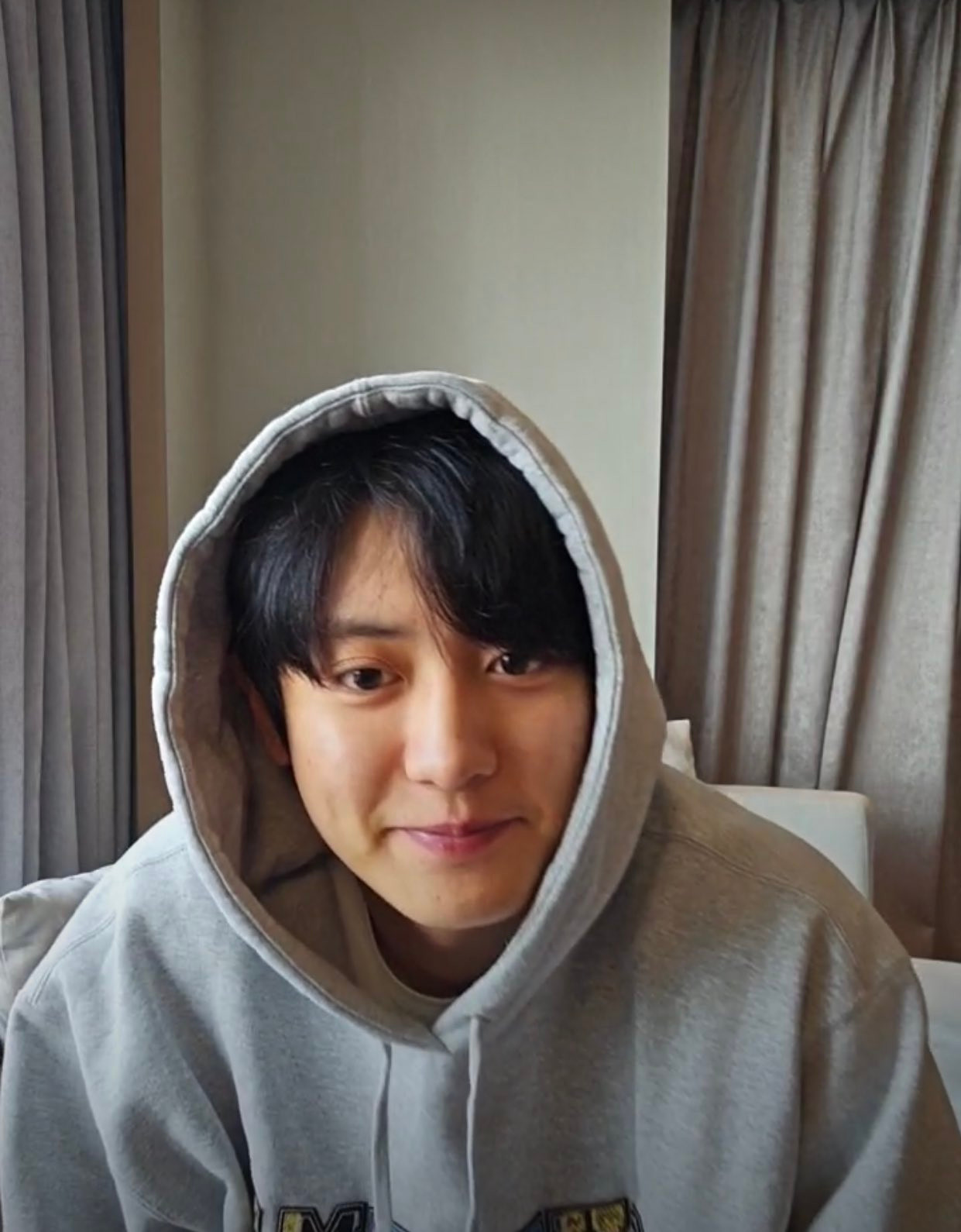 Chanyeol mở livestream trên Instagram ngay sau khi về đến khách sạn.