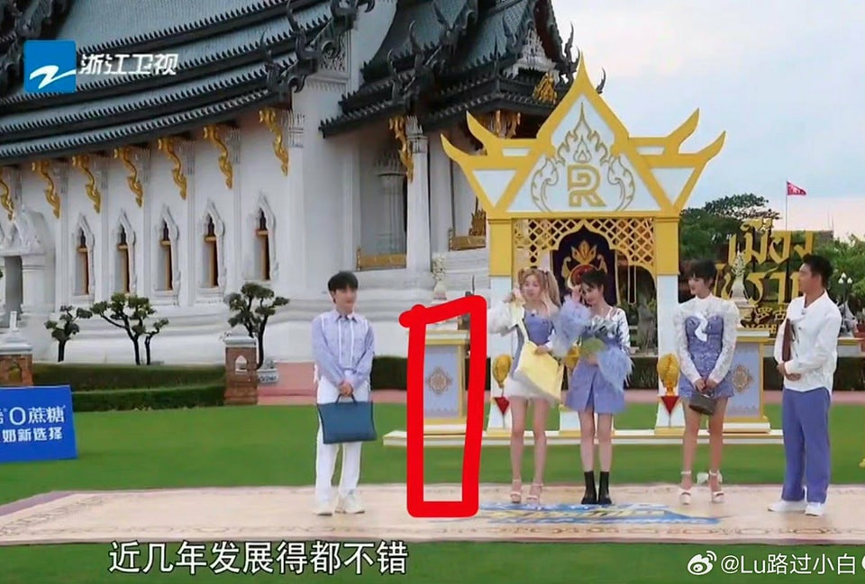 Thái Từ Khôn vốn đứng ở vị trí này nhưng đã được "hô biến" tàng hình khi lên sóng. Thái Từ Khôn vốn đứng ở vị trí này nhưng đã được "hô biến" tàng hình khi lên sóng.