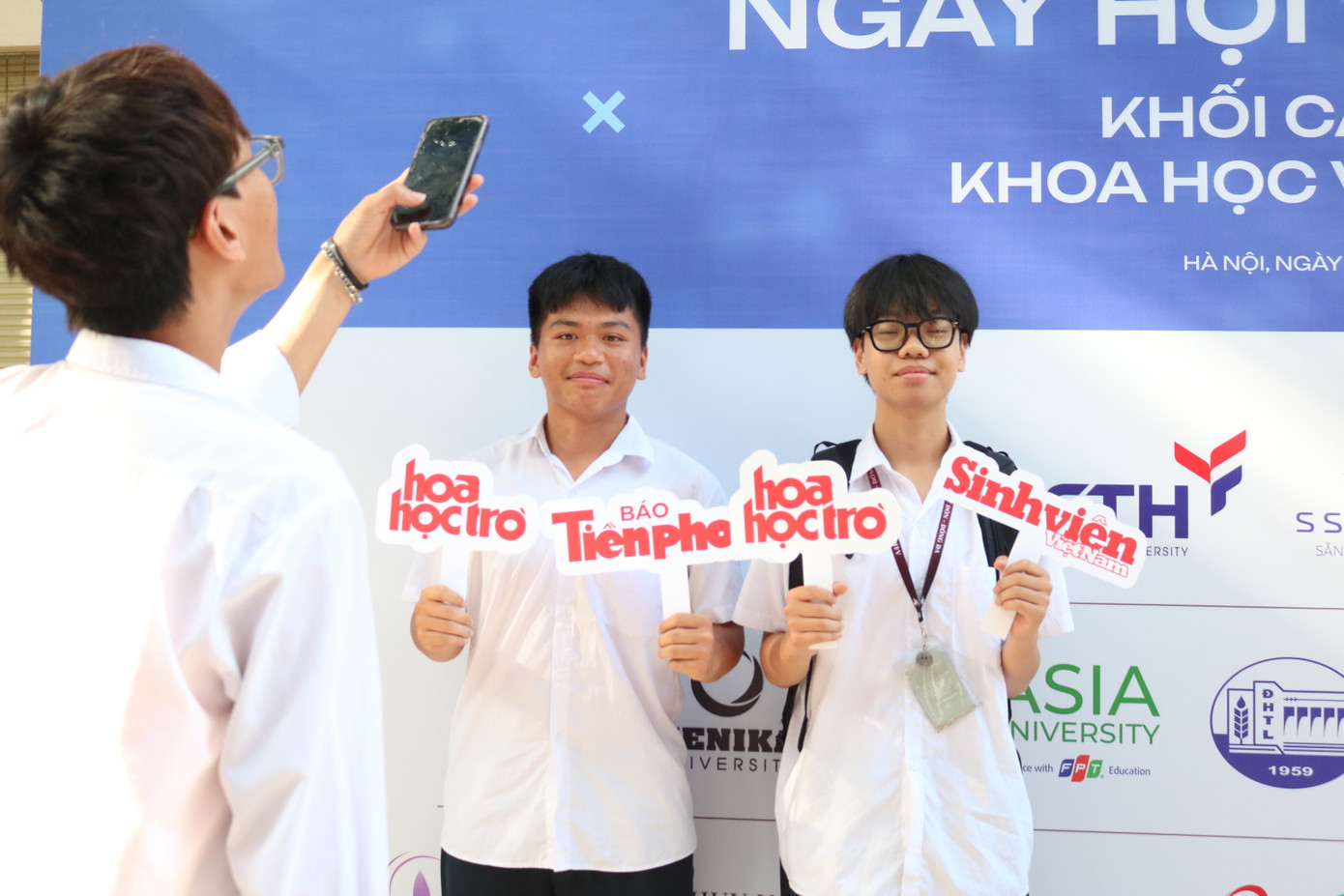 Check-in là bước không thể thiếu của nhiều bạn teen khi đến với Ngày hội. Check-in là bước không thể thiếu của nhiều bạn teen khi đến với Ngày hội.
