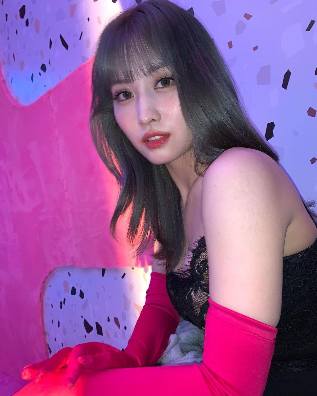 Momo (TWICE) xếp hạng 4, giá trị truyền thông ước tính 2,39 triệu đôla (hơn 56 tỷ đồng) cho Prada với khoảng 9,3% tương tác trên mạng xã hội. Momo (TWICE) xếp hạng 4, giá trị truyền thông ước tính 2,39 triệu đôla (hơn 56 tỷ đồng) cho Prada với khoảng 9,3% tương tác trên mạng xã hội.