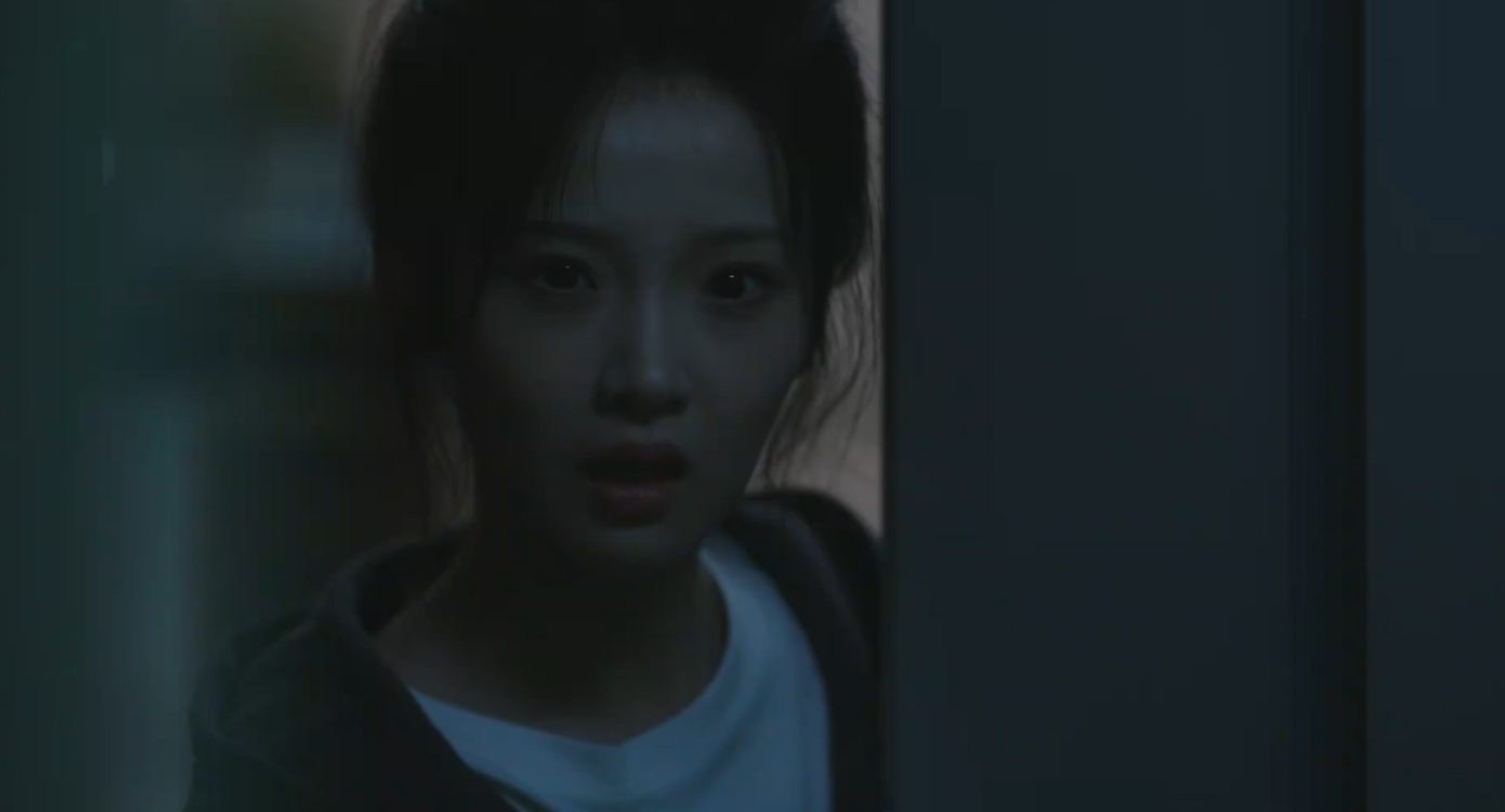 Có lẽ vì những đấu tranh đi hay ở mà tối đó, Ôn Dĩ Phàm lại bị mộng du. Rạng sáng, Chung Tư Kiều tỉnh giấc không thấy bạn đâu bèn đi tìm thì thấy cô đã ngủ ngon lành ở phòng Tang Diên. Có lẽ vì những đấu tranh đi hay ở mà tối đó, Ôn Dĩ Phàm lại bị mộng du. Rạng sáng, Chung Tư Kiều tỉnh giấc không thấy bạn đâu bèn đi tìm thì thấy cô đã ngủ ngon lành ở phòng Tang Diên.