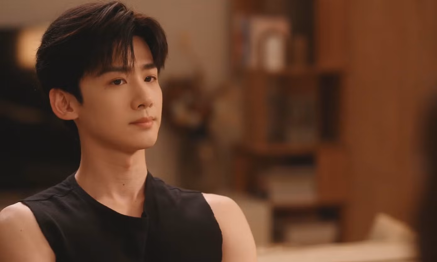 Tối ấy, anh đưa mẹ và Khả Hân đi ăn nhưng gọi món, thanh toán rồi đi về. Tang Diên mua đồ về ăn tối với Dĩ Phàm, đôi ba câu lại chuyển giọng điệu "dí ngược" Dĩ Phàm "ham muốn" mình.