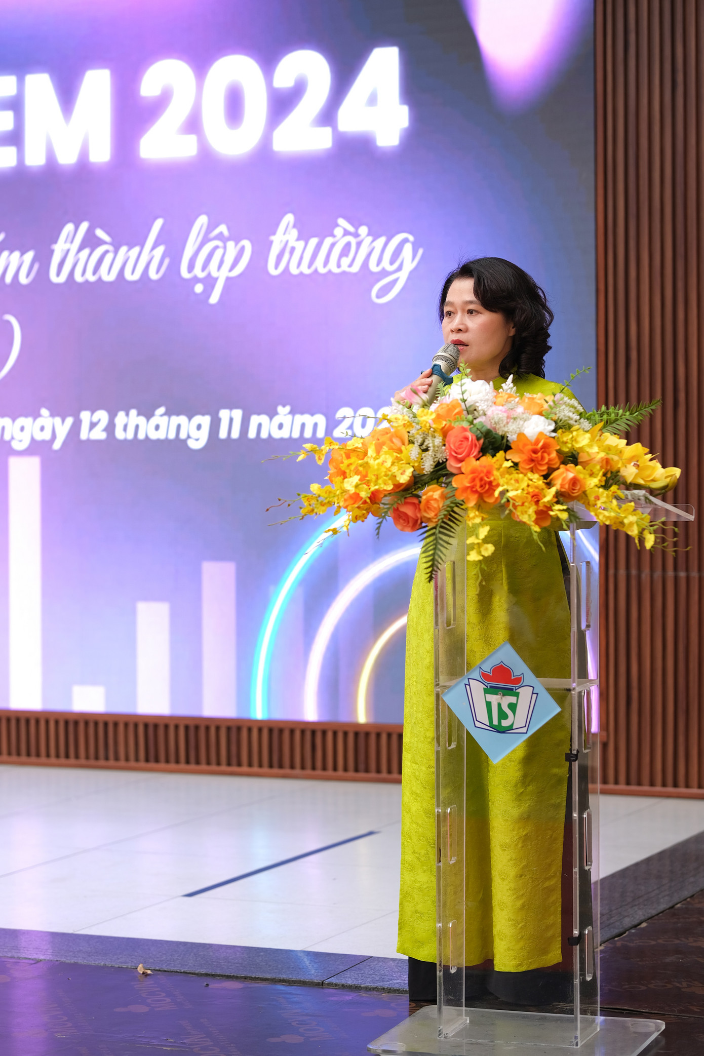 Cô khích lệ, hy vọng các bạn học sinh của THCS Tây Sơn sẽ phát huy tinh thần "tâm biết ơn, thân tự lực, trí sáng tạo", đem các kiến thức hữu ích áp dụng vào thực tiễn, đời sống một cách linh động, sáng tạo. Cô khích lệ, hy vọng các bạn học sinh của THCS Tây Sơn sẽ phát huy tinh thần "tâm biết ơn, thân tự lực, trí sáng tạo", đem các kiến thức hữu ích áp dụng vào thực tiễn, đời sống một cách linh động, sáng tạo.