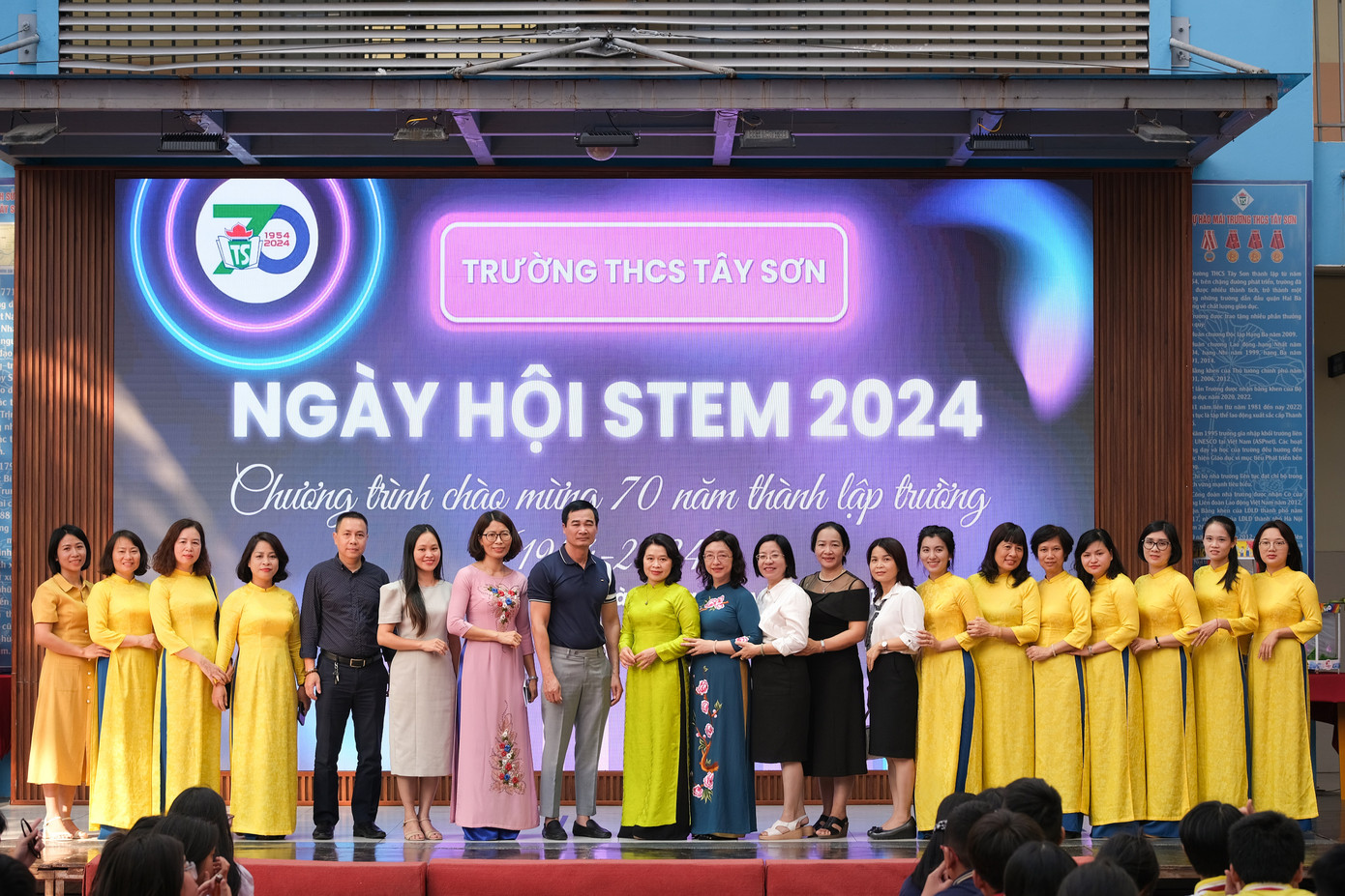 Ngoài các "thành viên" của "mái nhà chung", THCS Tây Sơn còn đón các vị đại biểu là ban giám hiệu từ 15 trường THCS trong địa bàn quận tới tham gia Ngày hội STEM 2024. Ngoài các "thành viên" của "mái nhà chung", THCS Tây Sơn còn đón các vị đại biểu là ban giám hiệu từ 15 trường THCS trong địa bàn quận tới tham gia Ngày hội STEM 2024.