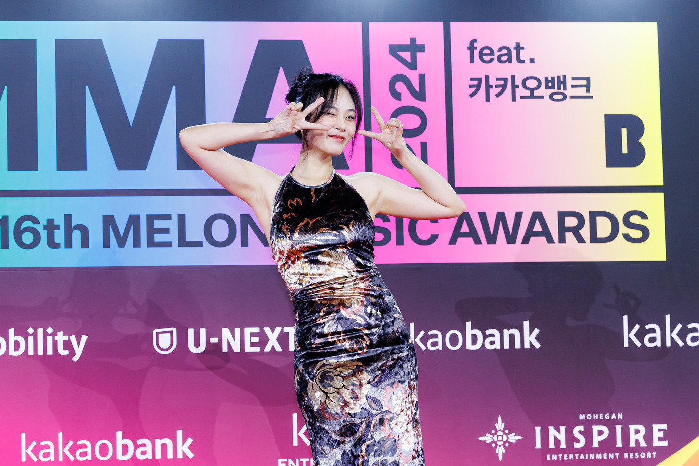 BIBI tinh nghịch trên thảm đỏ.