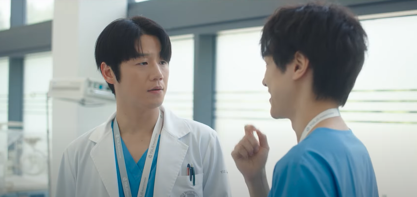 Nhìn biểu cảm của Koo Do Won, có vẻ anh vẫn chưa hiểu là chuyện hẹn hò bí mật của mình và Yi Young đã bị Jae Il phát hiện.