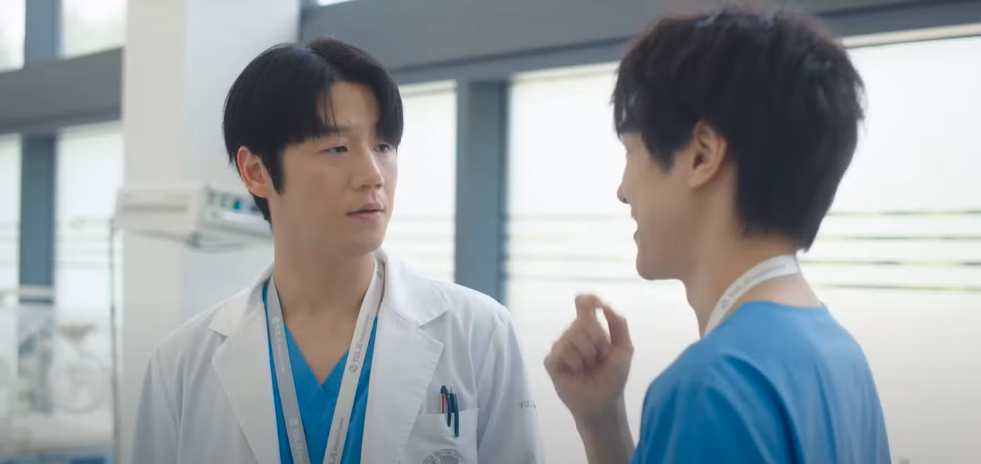 Nhìn biểu cảm của Koo Do Won, có vẻ anh vẫn chưa hiểu là chuyện hẹn hò bí mật của mình và Yi Young đã bị Jae Il phát hiện.