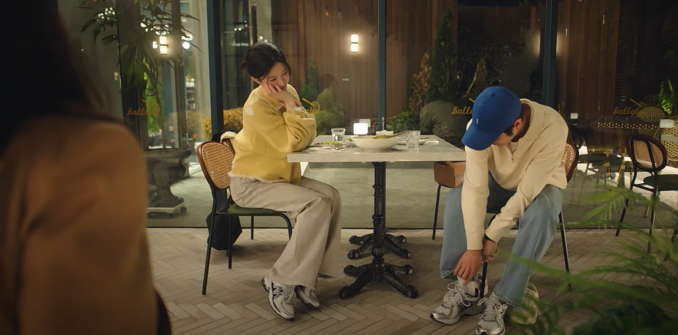 Tập 11 sẽ có "ê hề" khoảnh khắc ngọt ngào của cặp đôi Won - Young. Cả hai còn đi giày đôi.