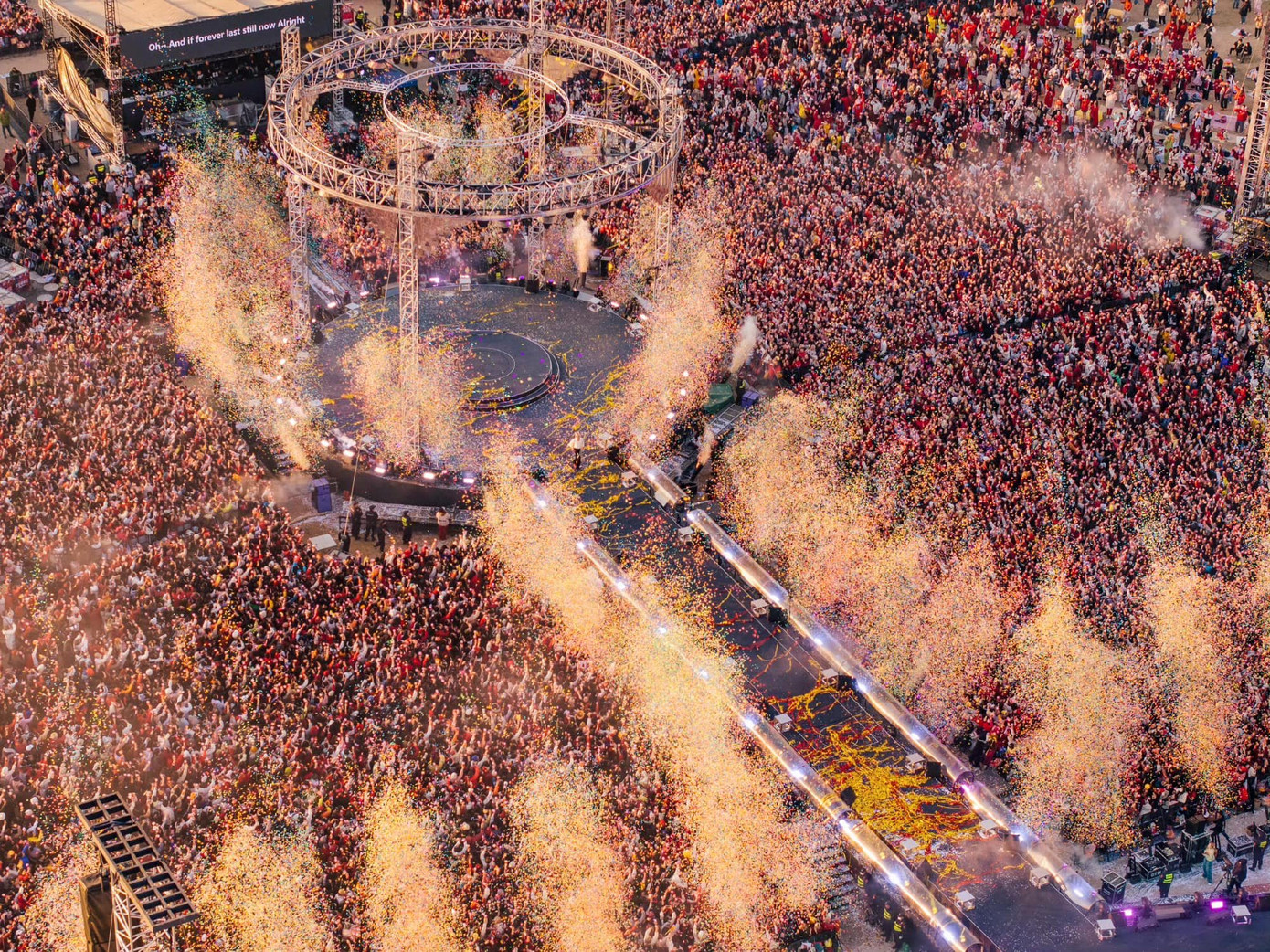 Bình minh "dát vàng" cho concert của Hoa Thần Vũ.