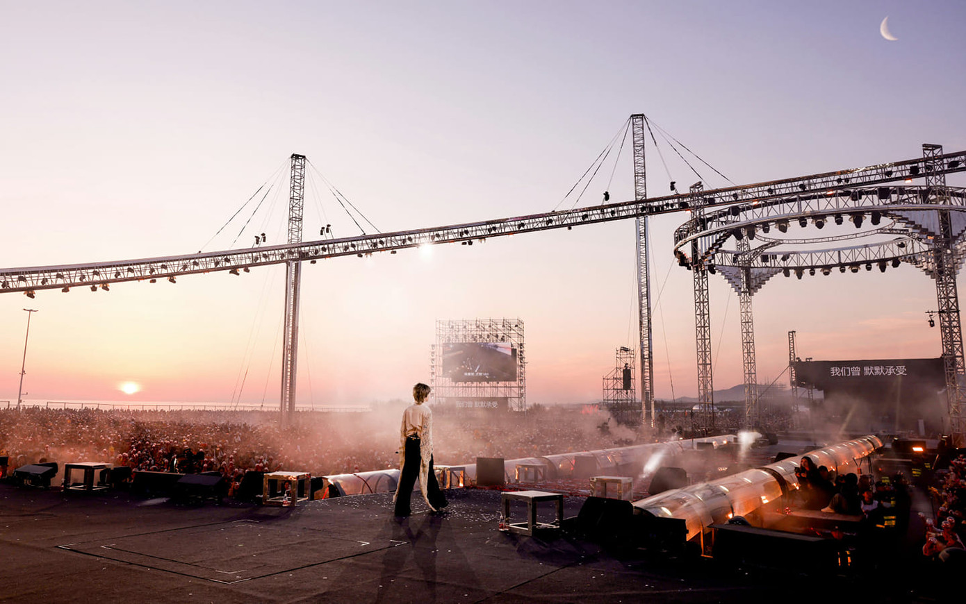 Bình minh "dát vàng" cho concert của Hoa Thần Vũ.