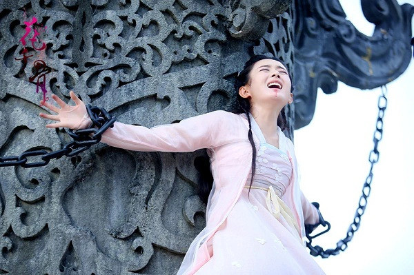 Hoa Thiên Cốt chịu 101 nhát kiếm và 17 cây đinh Tiêu Hồn. 64 đinh Tiêu Hồn còn lại do Bạch Tử Họa (Hoắc Kiến Hoa thủ vai) chịu thay nàng. Hoa Thiên Cốt chịu 101 nhát kiếm và 17 cây đinh Tiêu Hồn. 64 đinh Tiêu Hồn còn lại do Bạch Tử Họa (Hoắc Kiến Hoa thủ vai) chịu thay nàng.