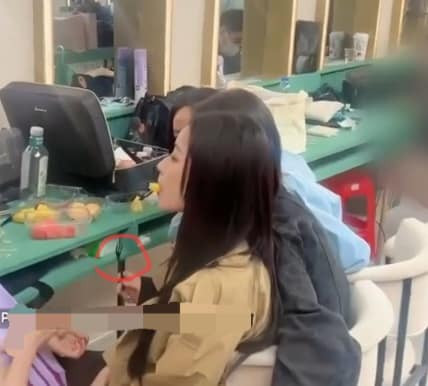 Lưu Nhã Sắt cũng cho thấy độ cưng chiều Chi Pu khi chủ động đút hoa quả cho "bé Trứng Xinh" (biệt danh Nhã Sắt đặt cho Chi Pu). Lưu Nhã Sắt cũng cho thấy độ cưng chiều Chi Pu khi chủ động đút hoa quả cho "bé Trứng Xinh" (biệt danh Nhã Sắt đặt cho Chi Pu).