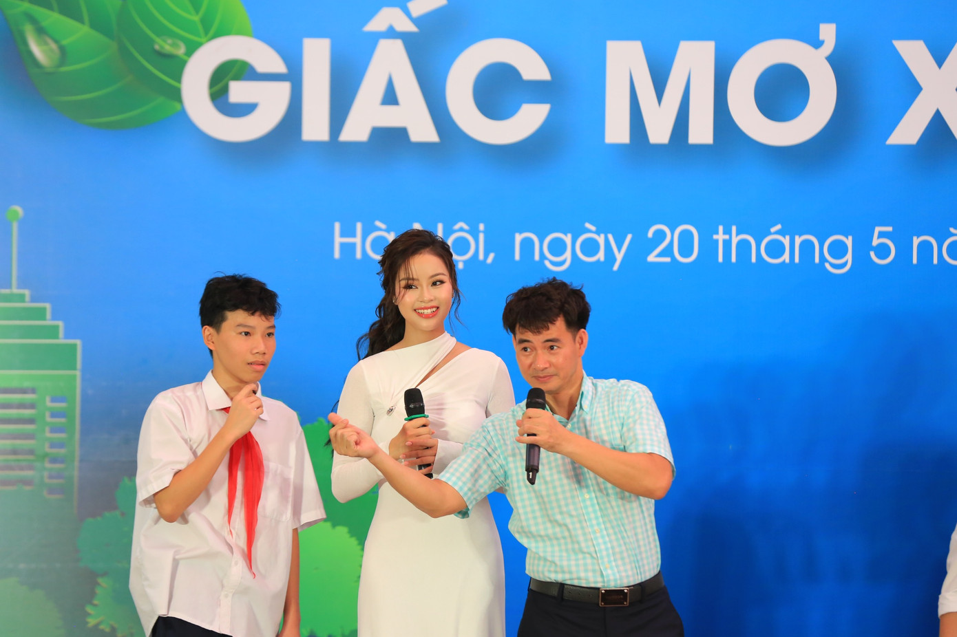 NSND Xuân Bắc, Giám đốc nhà hát kịch Việt Nam và Á hậu 1 Hoa hậu Thế giới Việt Nam 2023 Đào Hiền giao lưu cùng học sinh. 20 học sinh có câu trả lời thú vị được nhận mỗi học sinh 1 phiếu mua hàng tại hệ thống nhà sách của Công ty cổ phần Tiền Phong. Ảnh: Trọng Tài NSND Xuân Bắc, Giám đốc nhà hát kịch Việt Nam và Á hậu 1 Hoa hậu Thế giới Việt Nam 2023 Đào Hiền giao lưu cùng học sinh. 20 học sinh có câu trả lời thú vị được nhận mỗi học sinh 1 phiếu mua hàng tại hệ thống nhà sách của Công ty cổ phần Tiền Phong. Ảnh: Trọng Tài