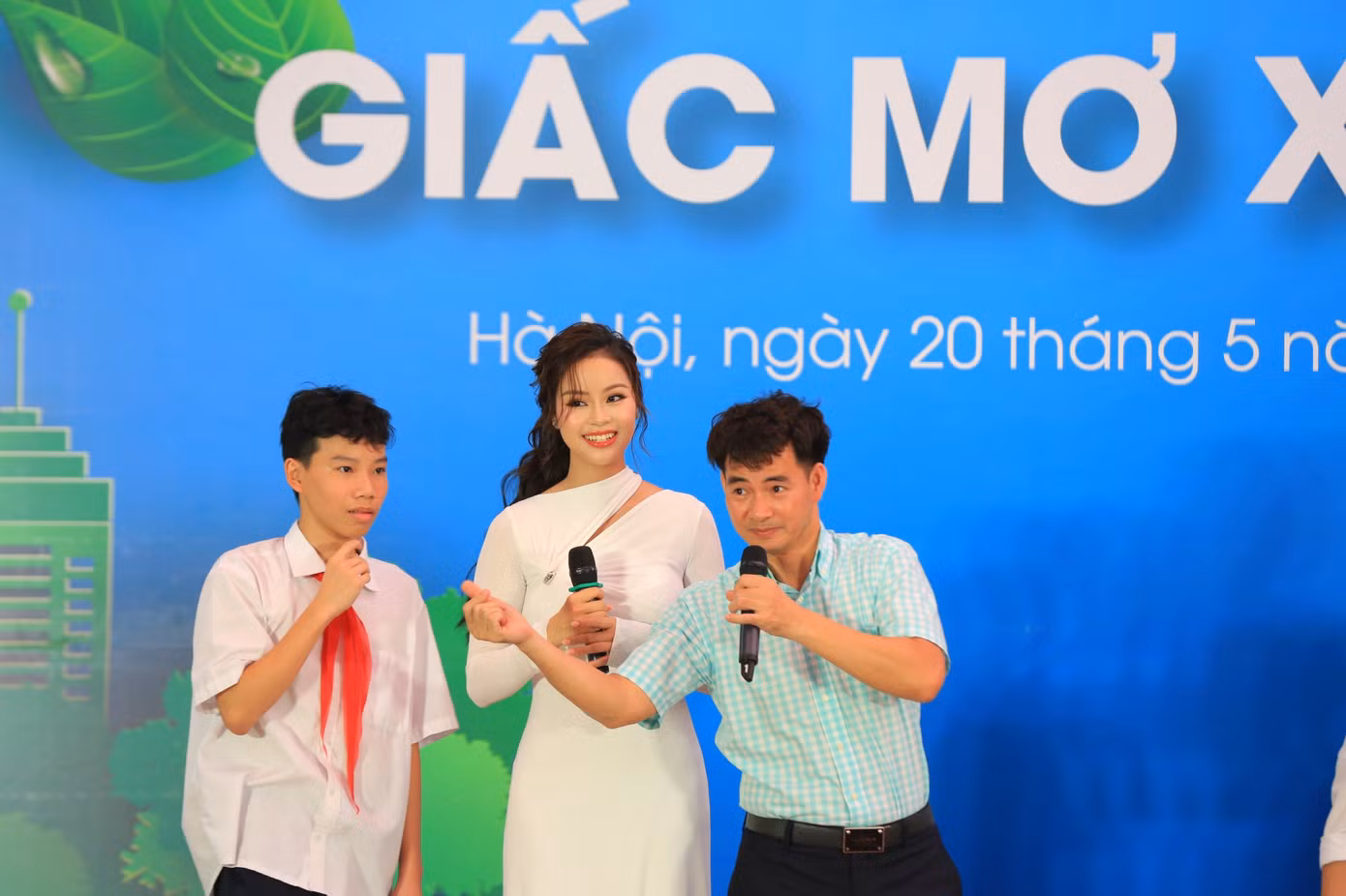NSND Xuân Bắc, Giám đốc nhà hát kịch Việt Nam và Á hậu 1 Hoa hậu Thế giới Việt Nam 2023 Đào Hiền giao lưu cùng học sinh. 20 học sinh có câu trả lời thú vị được nhận mỗi học sinh 1 phiếu mua hàng tại hệ thống nhà sách của Công ty cổ phần Tiền Phong. Ảnh: Trọng Tài