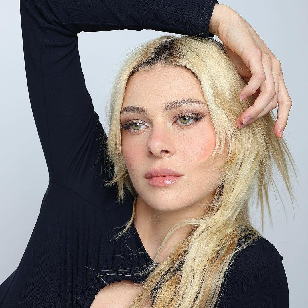 Nicola Peltz sở hữu chiều cao 1m66 lý tưởng, thân hình săn chắc cùng đường cong quyến rũ với đôi chân dài miên man.