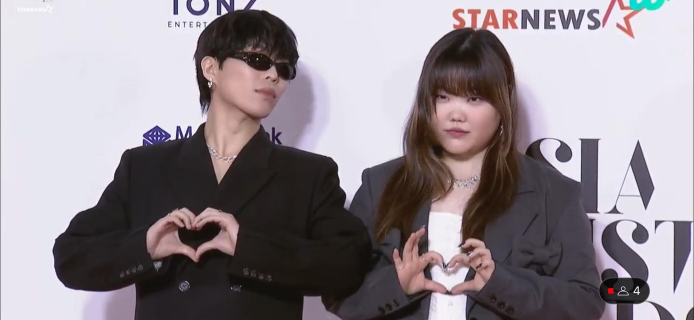 AKMU "tình thương mến thương" trên thảm đỏ. Trước khi tới AAA 2023, hai anh em vừa khiến fan K-Pop cười ná thở với màn "giãn cách" như hai người xa lạ tại sân bay. AKMU "tình thương mến thương" trên thảm đỏ. Trước khi tới AAA 2023, hai anh em vừa khiến fan K-Pop cười ná thở với màn "giãn cách" như hai người xa lạ tại sân bay.