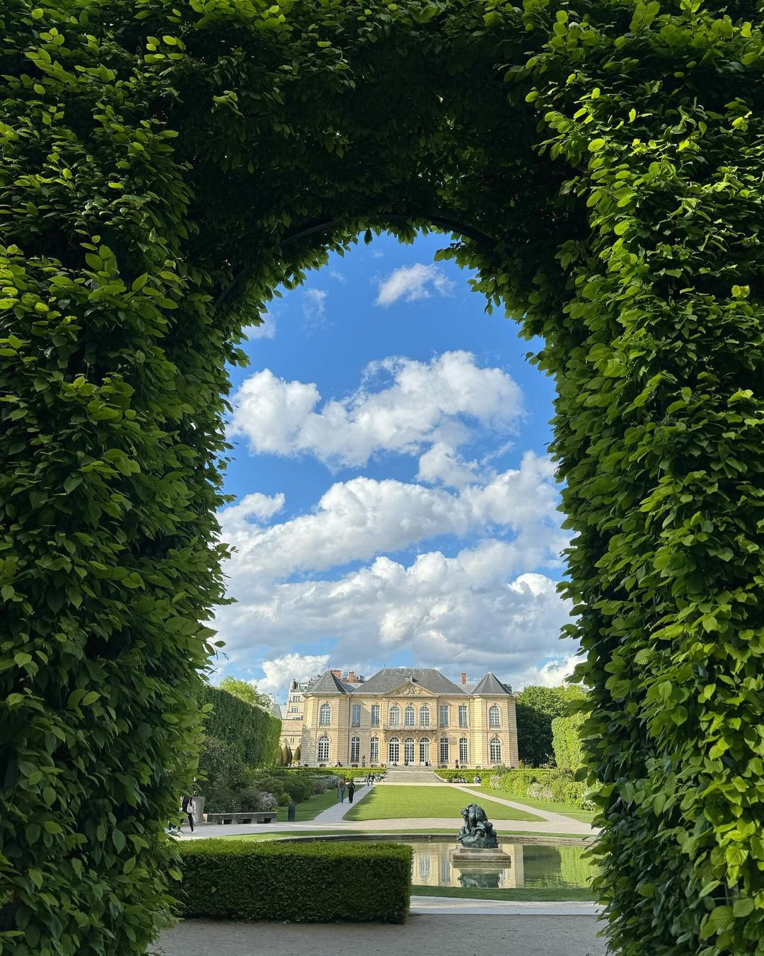 Lisa đăng Instagram hình ảnh đi chơi tại bảo tàng với outfit y chóc ảnh được người qua đường chụp lại. Cư dân mạng cho rằng đây là cách cô ngầm xác nhận chuyện hẹn hò với Frédéric. Lisa đăng Instagram hình ảnh đi chơi tại bảo tàng với outfit y chóc ảnh được người qua đường chụp lại. Cư dân mạng cho rằng đây là cách cô ngầm xác nhận chuyện hẹn hò với Frédéric.