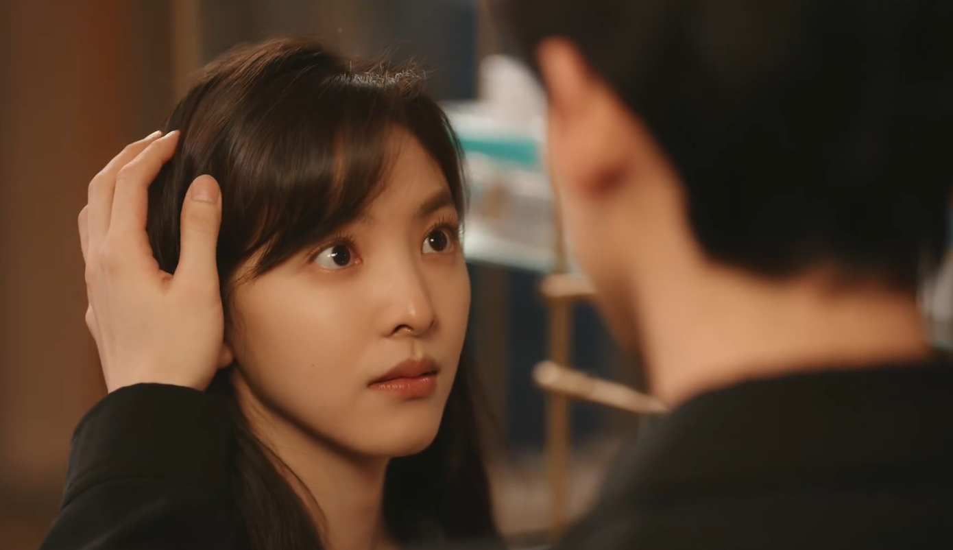 Lúc cô đứng dậy cất bánh, Tang Diên chỉ cho Dĩ Phàm món quà anh giấu trên kệ. Tiến lại gần cô, anh không cưỡng lại được mà nhẹ vuốt tóc, chúc mừng sinh nhật cô. Lúc cô đứng dậy cất bánh, Tang Diên chỉ cho Dĩ Phàm món quà anh giấu trên kệ. Tiến lại gần cô, anh không cưỡng lại được mà nhẹ vuốt tóc, chúc mừng sinh nhật cô.