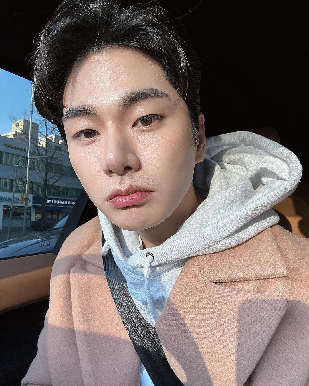 Lee Yi Kyung từng có khoảng thời gian gắn bó với sân khấu nhạc kịch. Anh cũng từng hoạt động song song giữa vai trò ca sĩ và diễn viên. Lee Yi Kyung từng có khoảng thời gian gắn bó với sân khấu nhạc kịch. Anh cũng từng hoạt động song song giữa vai trò ca sĩ và diễn viên.