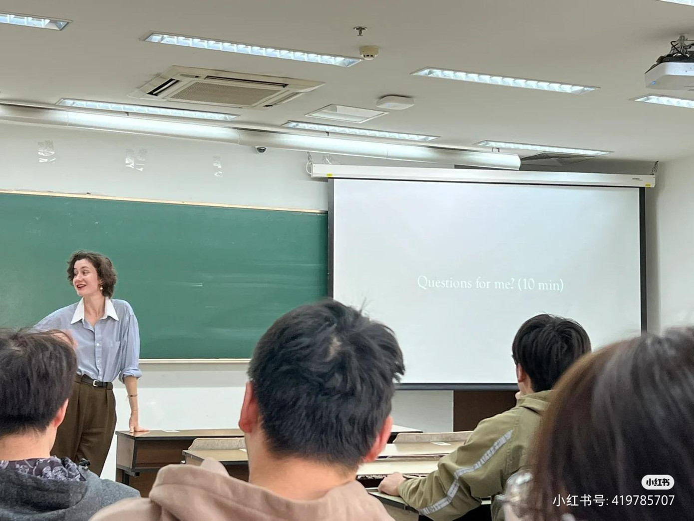 Không chỉ sở hữu diện mạo xinh đẹp, nữ giảng viên còn sở hữu phong thái nổi bật. Không chỉ sở hữu diện mạo xinh đẹp, nữ giảng viên còn sở hữu phong thái nổi bật.