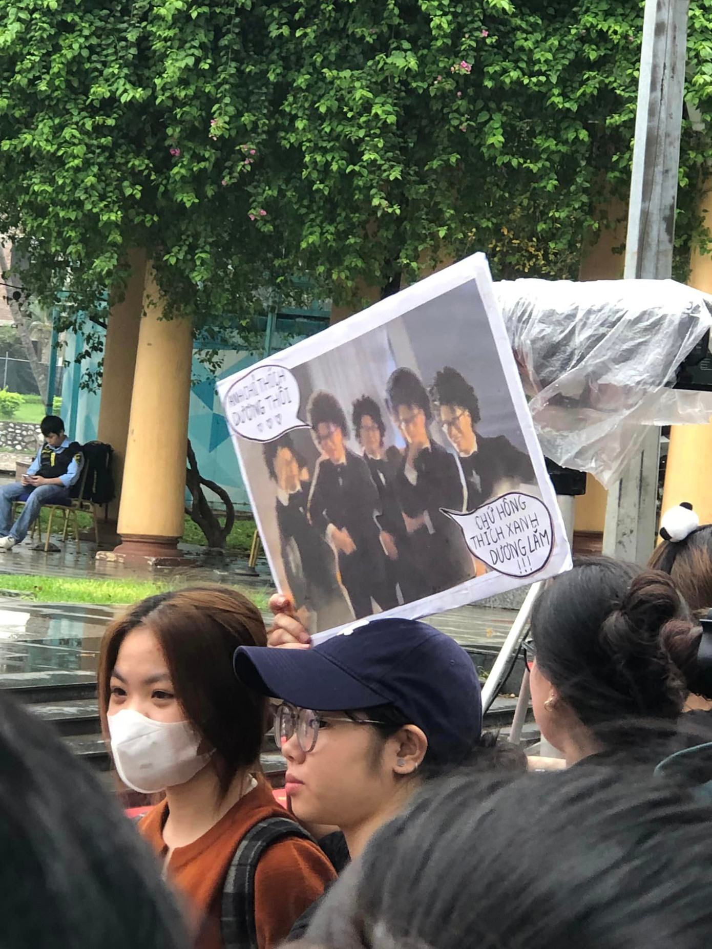 Banner, băng rôn đủ loại dĩ nhiên là "đặc sản" không thể thiếu. - Ảnh: Thanh Phạm Banner, băng rôn đủ loại dĩ nhiên là "đặc sản" không thể thiếu. - Ảnh: Thanh Phạm