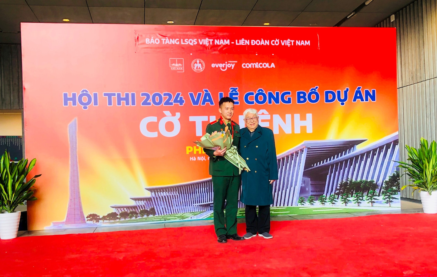 Đại tá Nguyễn Quý Hải - tác giả của Cờ Tư Lệnh trao giải cho nhà vô địch Hội cờ năm nay. Đại tá Nguyễn Quý Hải - tác giả của Cờ Tư Lệnh trao giải cho nhà vô địch Hội cờ năm nay.