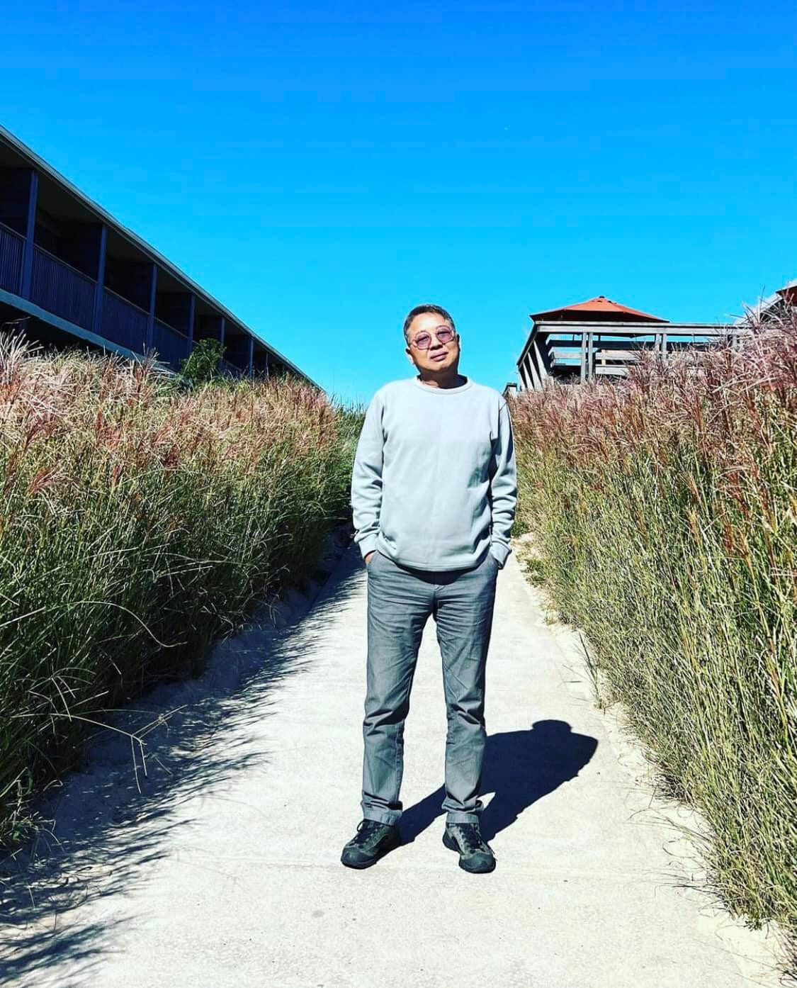 Gong Hyo Jin dành riêng một post cho bố, kèm caption: "Tui có đôi chân dài giống bố, nhưng mà môi thì không dày như bố, đáng tiếc thật". Gong Hyo Jin dành riêng một post cho bố, kèm caption: "Tui có đôi chân dài giống bố, nhưng mà môi thì không dày như bố, đáng tiếc thật".