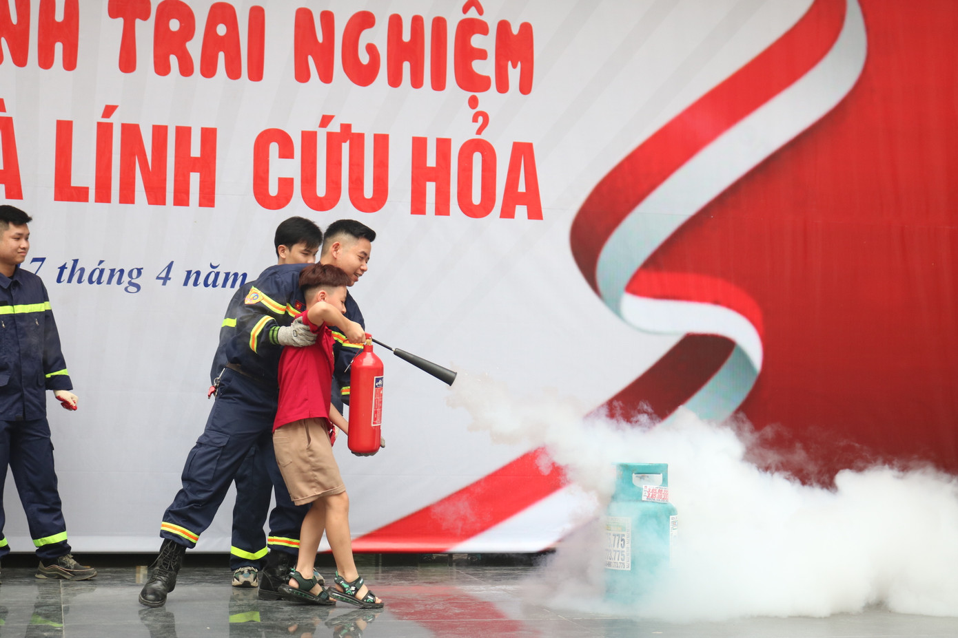 Quá trình thực hành chữa cháy của tween được các thầy cô của trường Đại học Phòng cháy chữa cháy theo dõi sát sao, đảm bảo an toàn tuyệt đối.