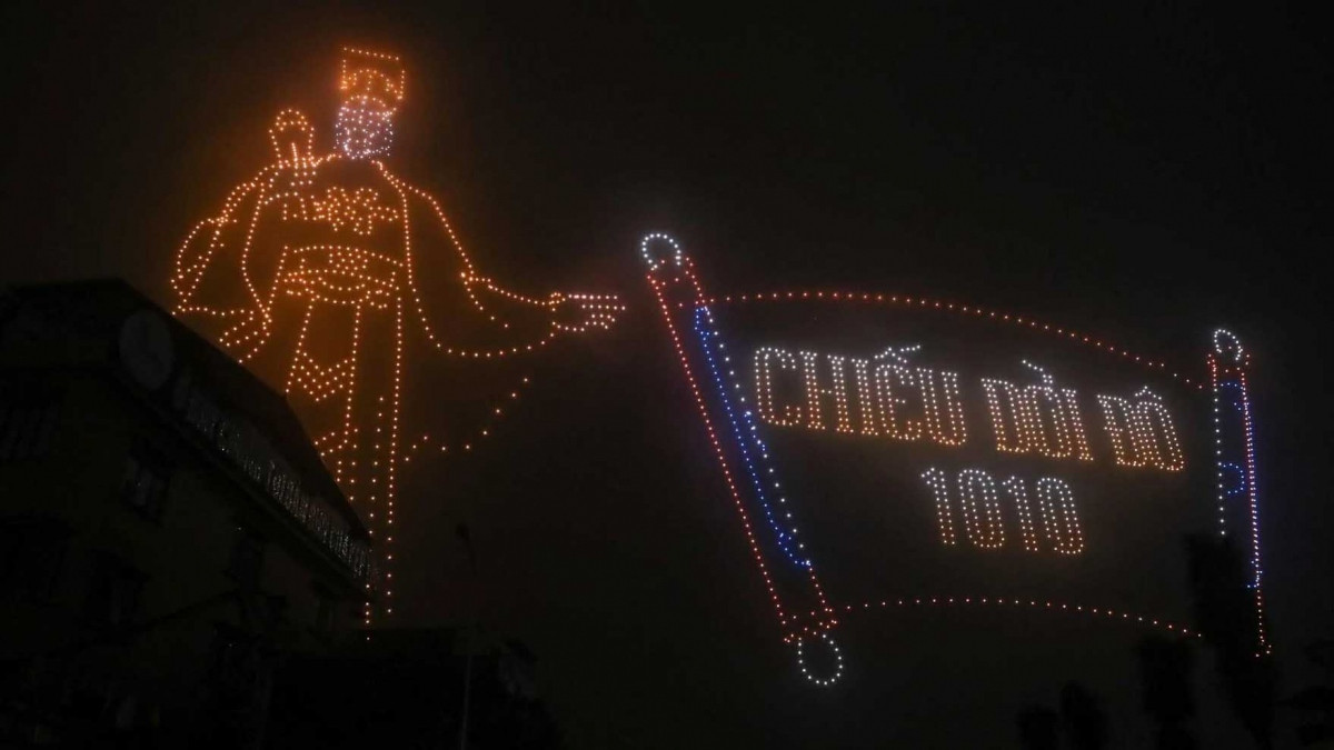 Khu vực hồ Tây trở thành tâm điểm đêm Giao thừa với màn trình diễn của 2.024 chiếc drone trước thềm đón năm mới Giáp Thìn. Khu vực hồ Tây trở thành tâm điểm đêm Giao thừa với màn trình diễn của 2.024 chiếc drone trước thềm đón năm mới Giáp Thìn.