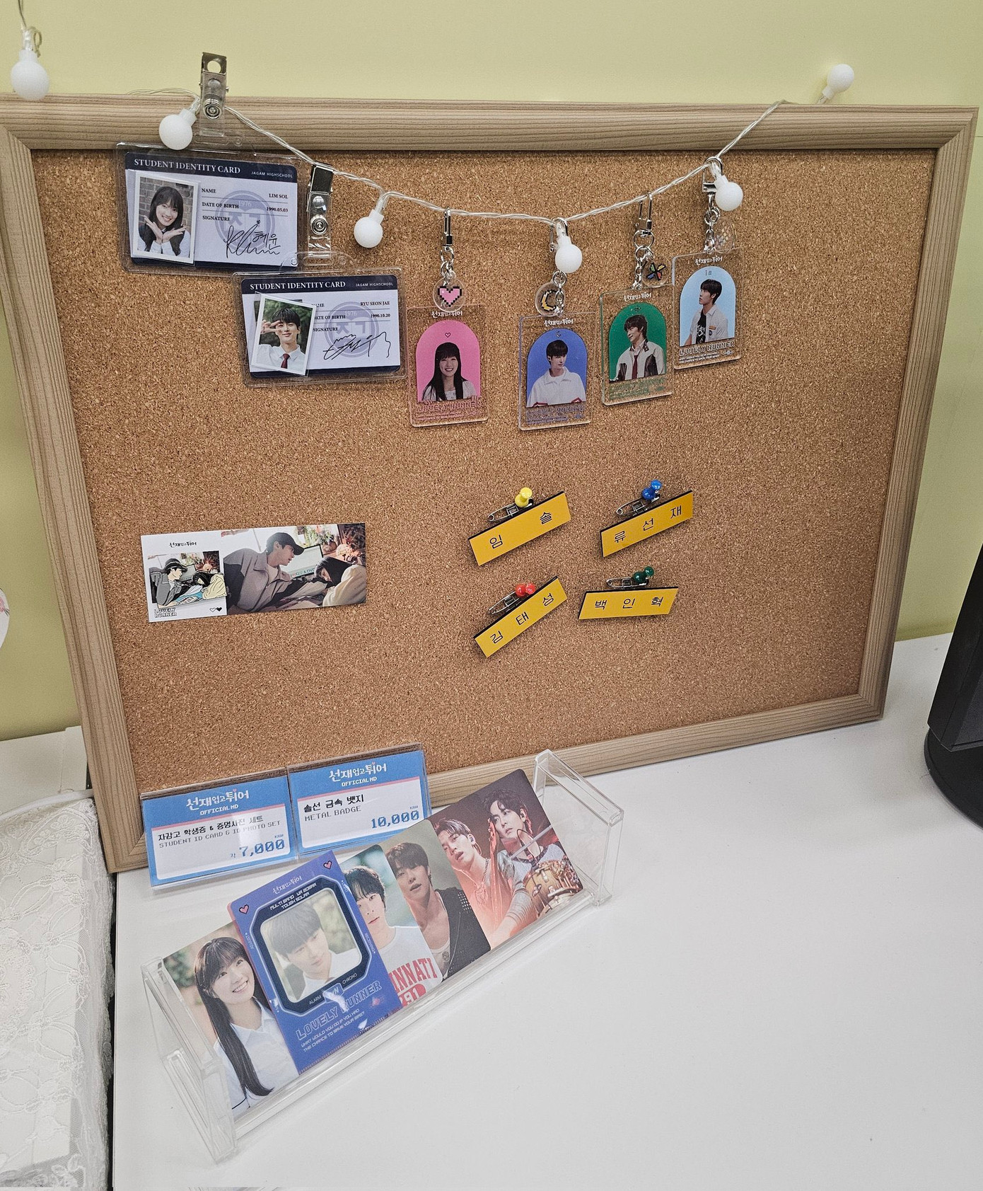 Ngoài ảnh, card bo góc của các nhân vật, điện thoại gắn móc treo đôi hay chiếc đồng hồ xuyên không cũng được trưng bày tại pop-up. Ngoài ảnh, card bo góc của các nhân vật, điện thoại gắn móc treo đôi hay chiếc đồng hồ xuyên không cũng được trưng bày tại pop-up.