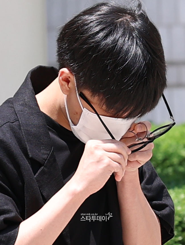 Moon Taeil đang bị truy tố không giam giữ với cáo buộc hiếp dâm đặc biệt. Ảnh được chụp khi anh đang trở về nhà sau phiên tòa đầu tiên được tổ chức tại Tòa án Quận trung tâm Seoul ở vào ngày 18/6/2025. - Ảnh: MK/ Maeil Business Newpaper