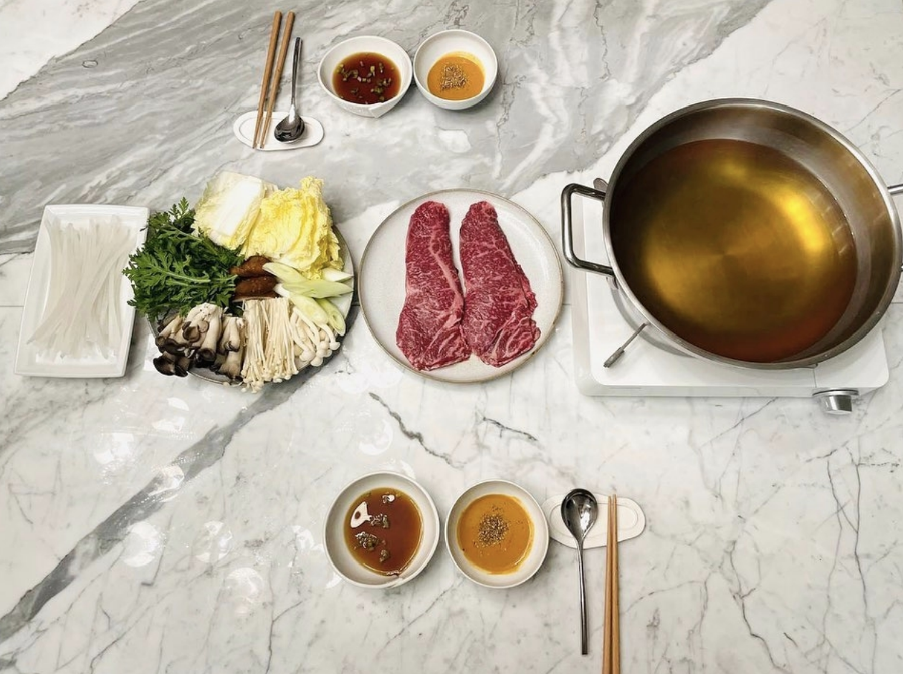 Bữa cơm một nhà hai người được Ye Jin chia sẻ.