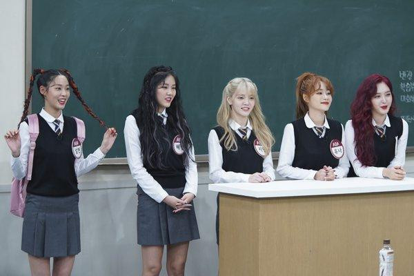 AOA với trang phục tông trắng xám và cách phối với áo gile đơn giản.