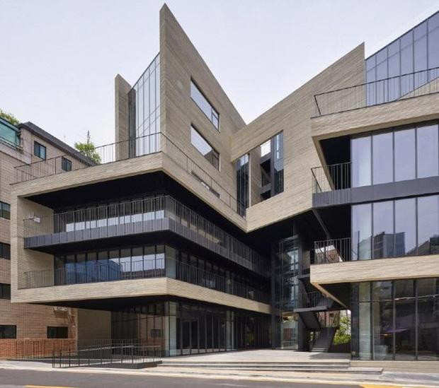 Tòa nhà này từng đoạt giải thưởng về kiến trúc và được chọn làm trụ sở công ty của Rain. Tòa nhà này từng đoạt giải thưởng về kiến trúc và được chọn làm trụ sở công ty của Rain.