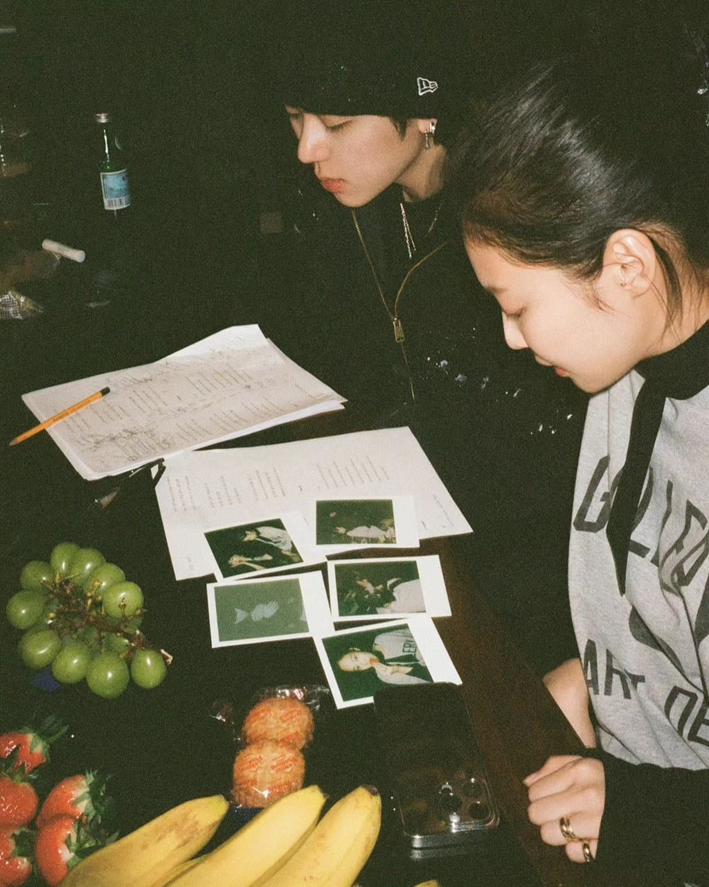 Những tấm ảnh polaroid chụp cùng nhau của Jennie và Zico. Những tấm ảnh polaroid chụp cùng nhau của Jennie và Zico.