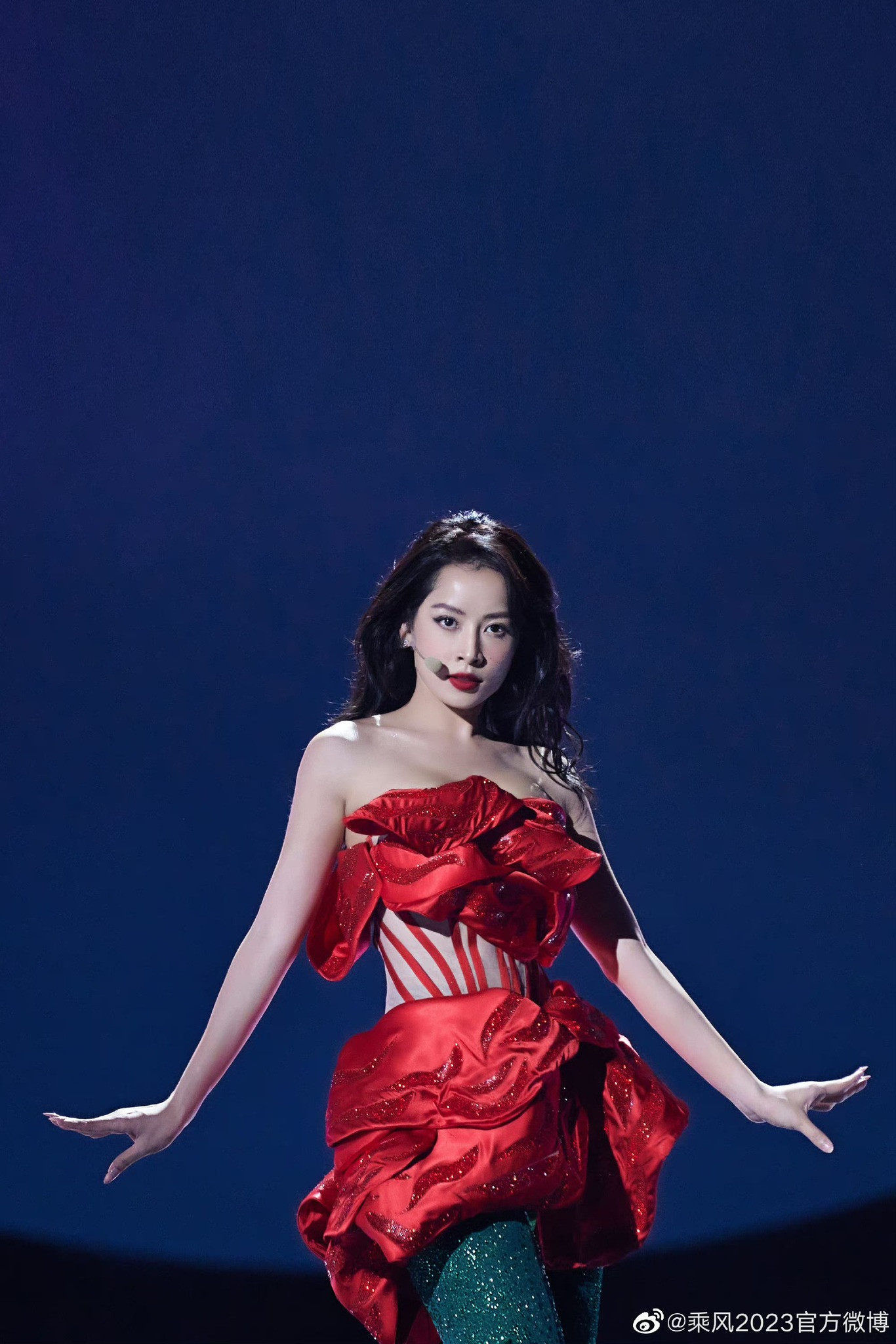 Một số cư dân mạng cho rằng phần trang điểm của Chi Pu quá già dặn, khiến cô trông bị dừ.