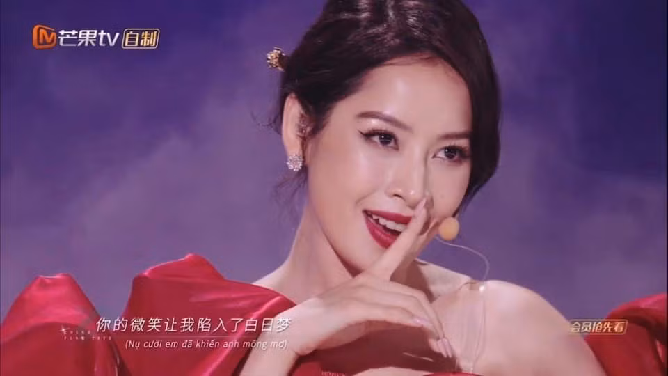 Nhan sắc chất lượng cao của Chi Pu khiến khán giả không thể rời mắt khỏi phần trình diễn của cô. Nhan sắc chất lượng cao của Chi Pu khiến khán giả không thể rời mắt khỏi phần trình diễn của cô.