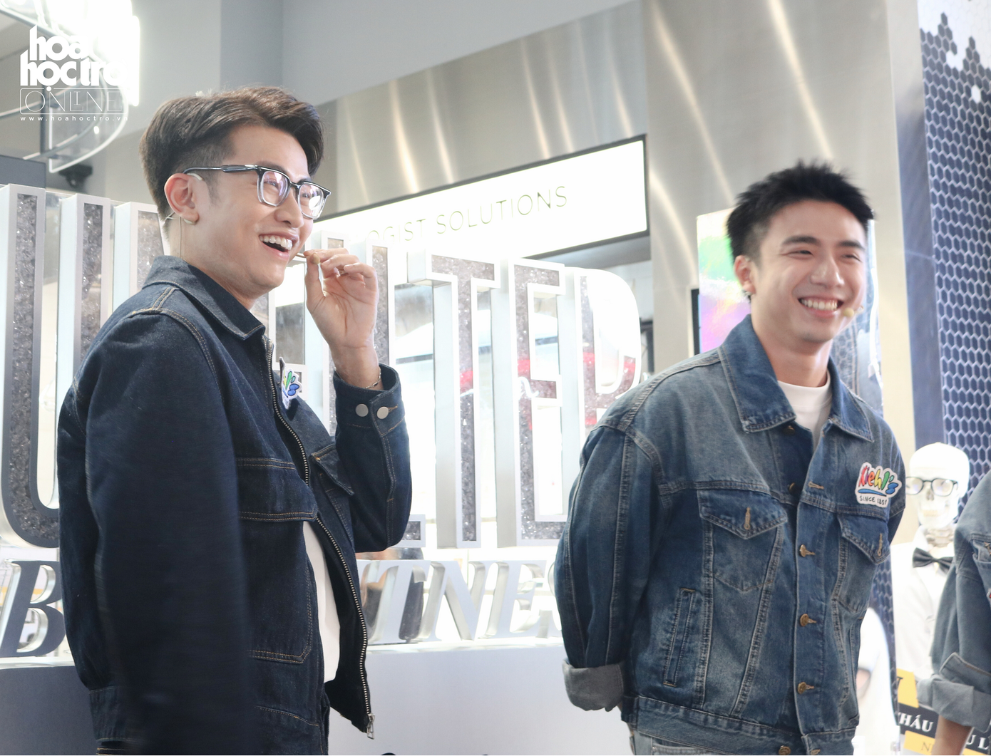 Khung hình gấp đôi "mắt híp nụ cười xinh". Khung hình gấp đôi "mắt híp nụ cười xinh".