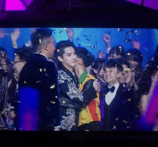 Biểu cảm gượng gạo của Ngô Diệc Phàm khi ôm Hoàng Tử Thao. Biểu cảm gượng gạo của Ngô Diệc Phàm khi ôm Hoàng Tử Thao.