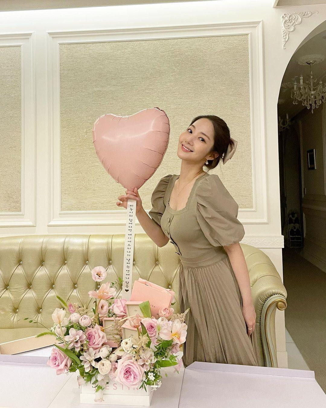 Hai bức ảnh khiến fan &quot;đẩy thuyền&quot; Min Young - Seo Joon phát sốt.