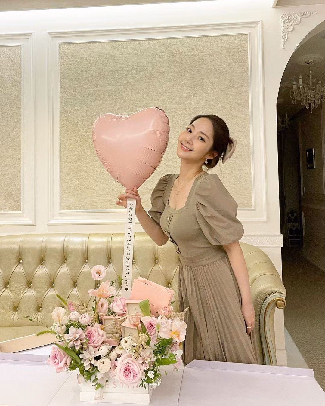 Hai bức ảnh khiến fan "đẩy thuyền" Min Young - Seo Joon phát sốt.