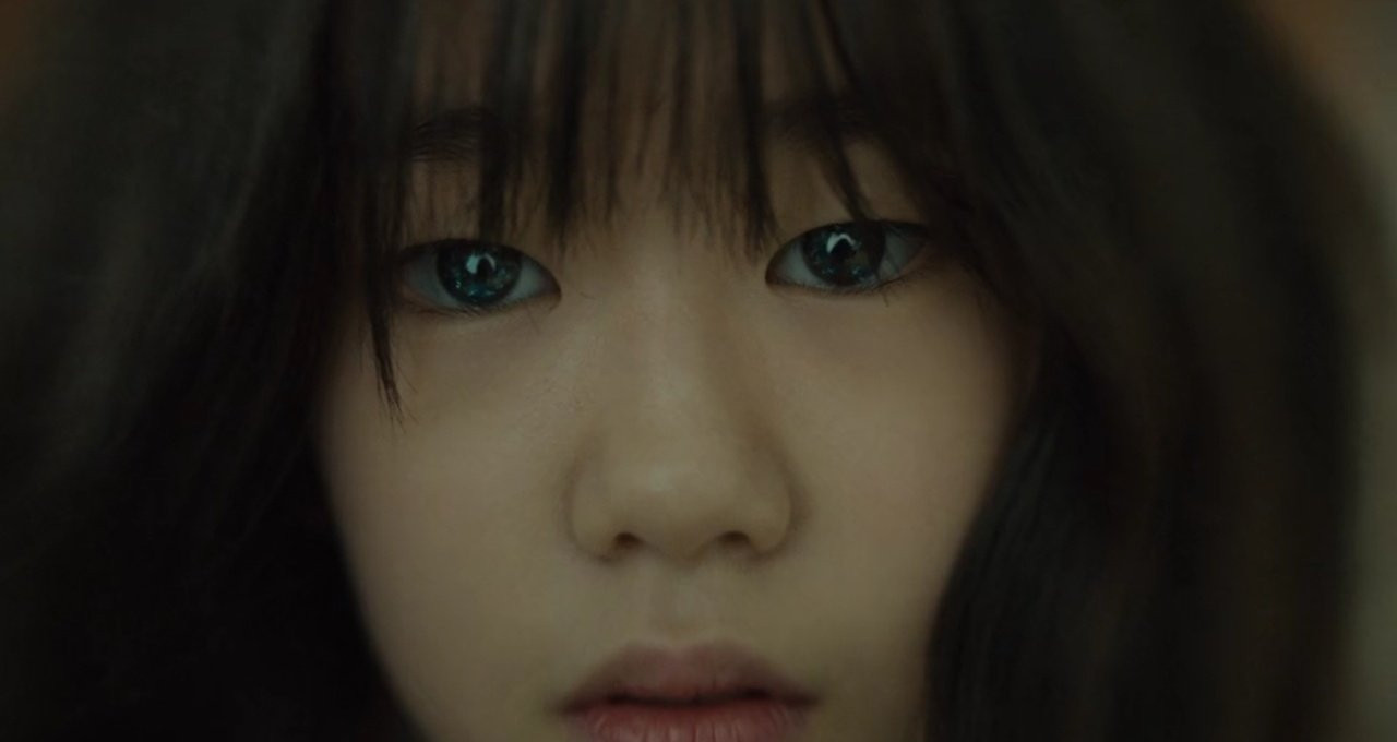 I Na có khả năng đọc được suy nghĩ của đối phương khi chạm mắt, nhưng cô bé chưa nói với ai. I Na có khả năng đọc được suy nghĩ của đối phương khi chạm mắt, nhưng cô bé chưa nói với ai.