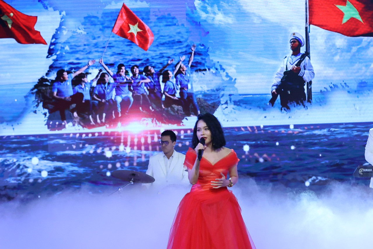 Một trong những màn trình diễn ấn tượng tại lễ tuyên dương năm nay không thể bỏ qua tiết mục của Hoàng Quyên với ca khúc Bay qua biển Đông.