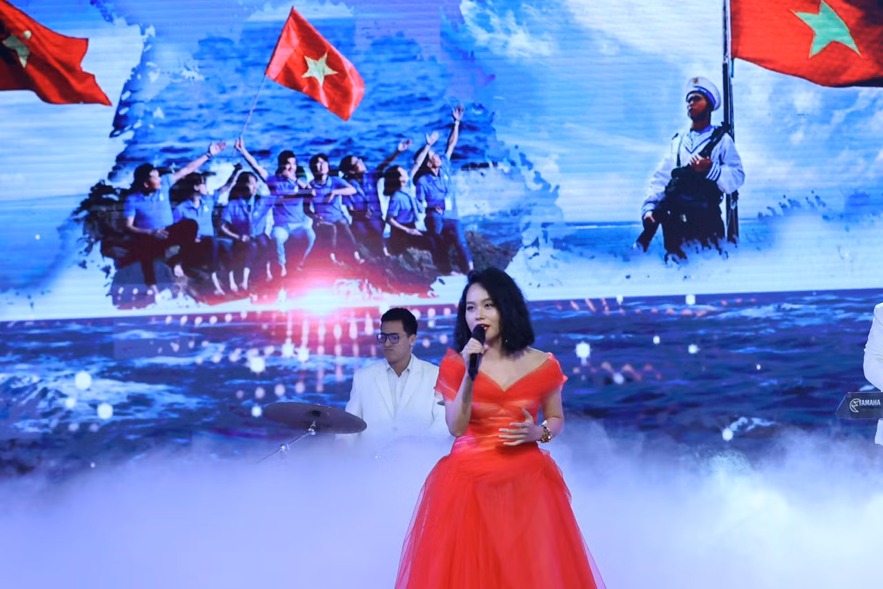 Một trong những màn trình diễn ấn tượng tại lễ tuyên dương năm nay không thể bỏ qua tiết mục của Hoàng Quyên với ca khúc Bay qua biển Đông.
